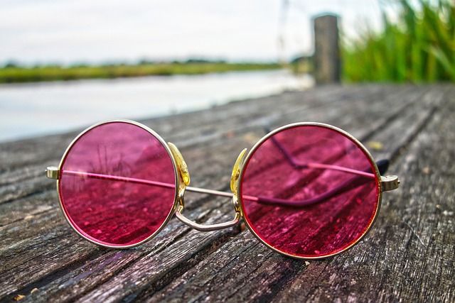 Kierunek metal – najnowsze trendy w męskich okularach przeciwsłonecznych