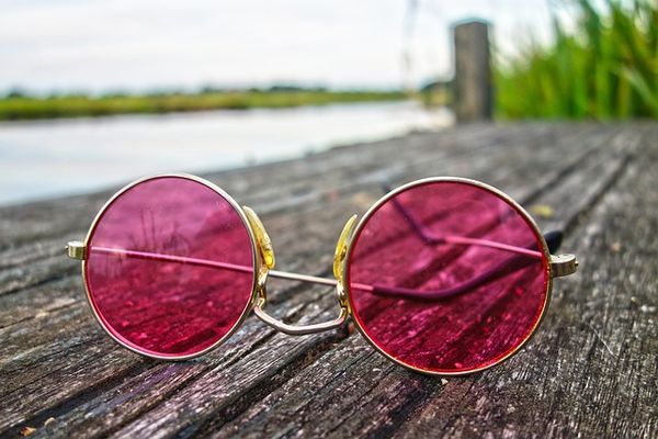 Kierunek metal – najnowsze trendy w męskich okularach przeciwsłonecznych